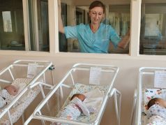 Новорожденные в роддоме. Фото: ТАСС