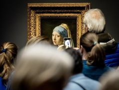 У картины Я.Вермеера "Девушка с жемчужной сережкой". Фото: t.me/eidelman