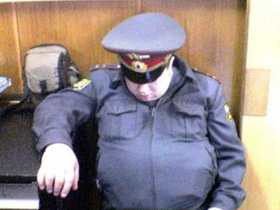 Милиционер спит. Фото с сайта fun.toprunet.com (С)