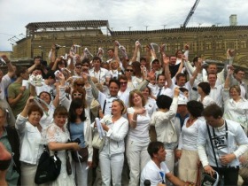 Участники "Белого дефиле". Фото из "Твиттера" Рустема Адагамова ‏@adagamov