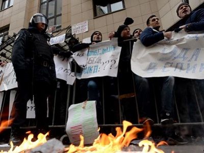 Хунвейбины у турецкого посольства, 25.11.15. Фото AFP, источник - rus.azattyq.org